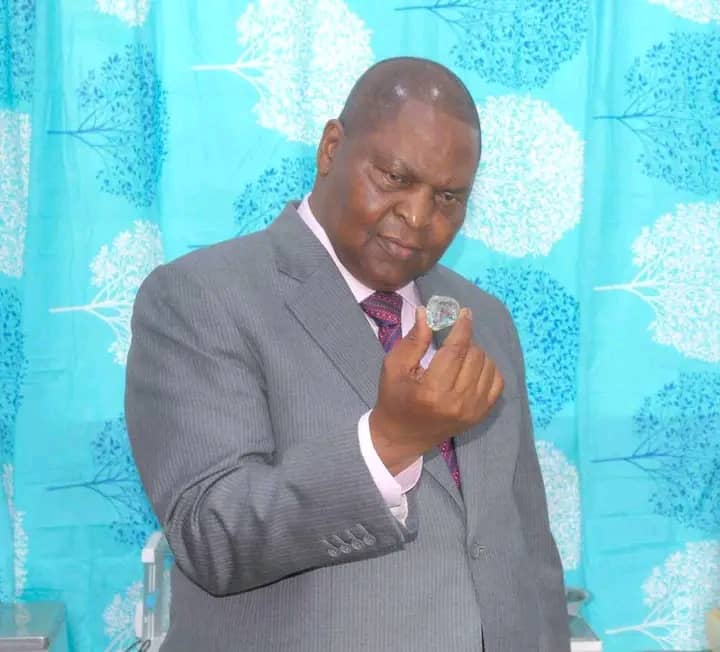 LA SEPTIEME RÉPUBLIQUE : AMBITIONS ET DÉFIS SOUS LA VISION DU PRÉSIDENT FAUSTIN ARCHANGE TOUADÉRA